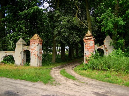 Fragment dawnego wjazdu murowanego do parku dworskiego w Nowym Duninowie
