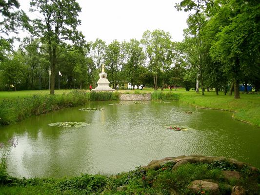 Jeden ze stawów na terenie Buddyjskiego Ośrodka Medytacyjnego w Kucharach
