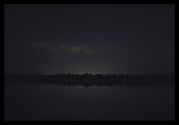 Nocna łuna światła nad Płockiem
Widok z lewego brzegu Wisły w Nowym Troszynie w kierunku Płocka czyli na północny-zachód - godz. 01:08
Słowa kluczowe: okolice Płocka