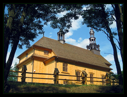 Drewniany kościół pw. Najświętszego Serca Jezusa z 1744 r. przeniesiony z Drążdżewa k/Przasnysza do Muzeum Wsi Mazowieckiej w Sierpcu
Kościół z Drążdżewa jest jednym z niewielu budynków sakralnych na Mazowszu należących do grupy świątyń ryzalitowych. Prace związane z rozbiórką,translokacją i montażem budynku na terenie sierpeckiego muzeum zakończono w grudniu 2007 r.
Słowa kluczowe: muzeum wsi mazowieckiej Sierpc