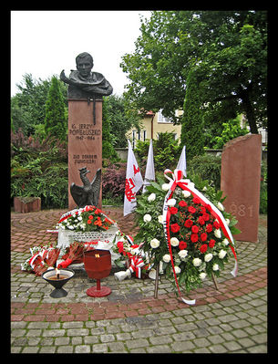 "Jeden drugiego brzemiona noście"
* * * *
30. rocznica powstania Solidarności - pomnik przed kościołem pw. św. Stanisława Kostki - "Stanisławówka"
Słowa kluczowe: pomniki