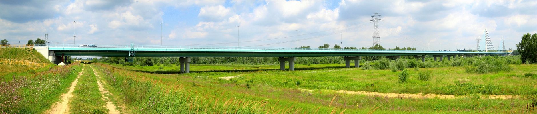 Nowy most
Widok na most z wału przeciwpowodziowego na lewym brzegu Wisły od strony południowo-wschodniej
