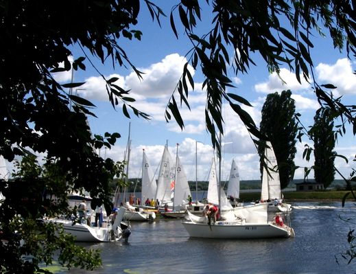 Regaty w Nowym Duninowie
na lądzie było zupełnie bezpiecznie
Słowa kluczowe: Nowy Duninów port Regaty żeglarskie