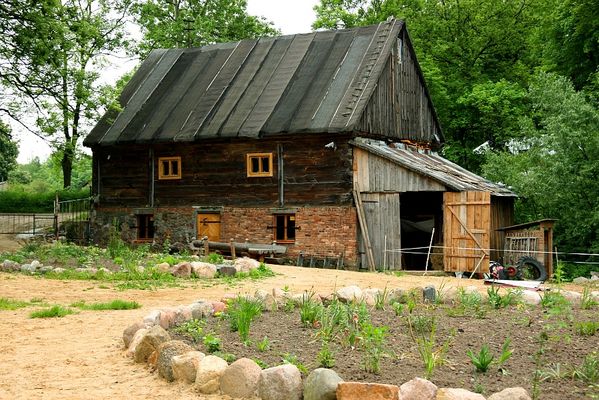 Młyn w Wyszynie
Niestety mimo poszukiwań nie wiele mi się udało ustalić na temat tego młyna. Na pewno jest to młyn XIX wieczny, obecni właściciele (podobnie jak właściciele młyna w Kobiernikach ) słyszeli (nie mają zapisków) o wyrobie mąki w tym młynie dla wojsk napoleońskich.
Młyn jeszcze kilka lat temu działał,  napędzany już silnikiem. 
Jak ktoś dowie się czegoś więcej proszę o uzupełnienie.
Słowa kluczowe: młyn wyszyna