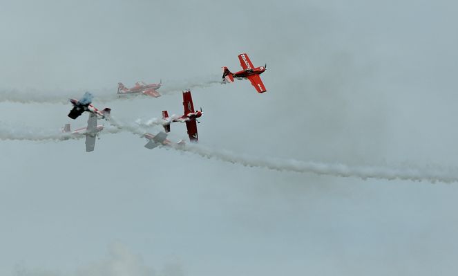 Eksperyment z Żelaznymi
Występ grupy akrobacji lotniczej "Żelazny" na pikniku lotniczym (20.06.2009) 
Słowa kluczowe: Piknik lotniczy żelazny