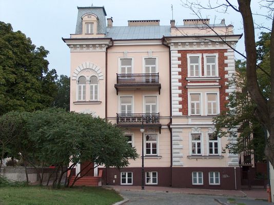 Dom obok Pomnika Broniewskiego
