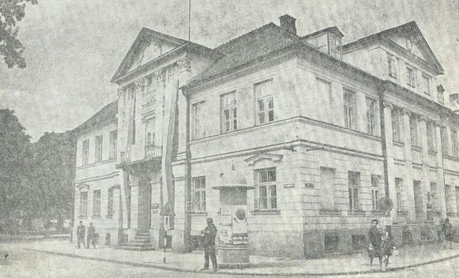 Muzeum Mazowieckie
Dom "Pod Opatrznością" od 1930 r. jest własnością Towarzystwa Naukowego Płockiego, które urządziło w nim muzeum regionalne, sięgające swym początkiem roku 1821. W 1949 r. to muzeum zostało upaństwowione. Od 1967 r. jest Muzeum Okręgowym. Obecnie w kamienicy działa Biblioteka im. braci Zielińskich, a w jej zbiorach znajduje się m.in. pierwszy drukowany egzemplarz dzieła "O obrotach sfer niebieskich" Mikołaja Kopernika.

