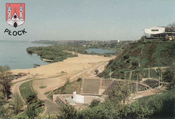 widok na "stary" amfiteatr i plażę miejską
