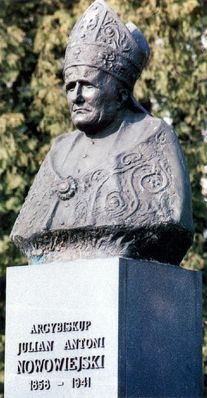 popiersie bł. abpa J. A. Nowowiejskiego
