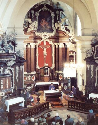 wnętrze kościoła poreformackiego
Zdjęcie przedstawia wnętrze kościoła parafialnego p.w. św. J. Chrzciciela - ujęcie z chóru.
z lewej siedzi JM ks. prał. prof. dr hab. Ireneusz Mroczkowski (rektor WSD do 2004 r.)
przy ołtarzu stoi ks. prał. prof. dr. hab. Henryk Seweryniak (Przewodniczący Rady d.s. Formacji Kleru)
z lewj siedzi ks. kan. dr Romuald Jaworski (dyr. Centrum Psychologiczno-Pastoralnego "Metanoia")
(niedzielna msza święta o godz. 12:00 z oprawą członków Klubu Inteligencji Katokickiej)
