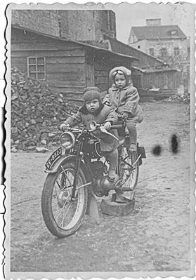 Podwórko przy ul. Kwiatka 22  rok około 1955.
