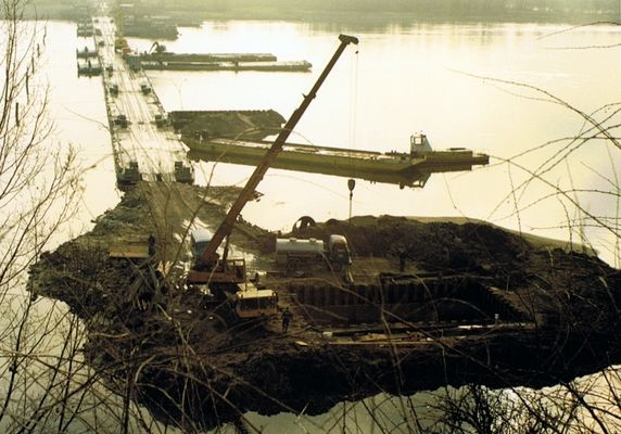 rozpoczynamy kronikę budowy nowego mostu w Wyszogrodzie, koniec lat 90-tych XX w.
w poprzek Wisły zacumowane promy przy wyszalowanych ściankami Larsena wykopach fundamentowych z palami nośnymi pod filary mostowe
Słowa kluczowe: początek budowy nowego mostu Wyszogród