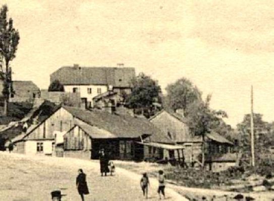 Wyszogród 1915r.
zakręt ulicy na zjeździe na most, widok na  domy żydowskie
po lewej niewidoczna synagoga, a po prawej nie daleko znajdował się kirkut
Słowa kluczowe: Wyszogród 1915r.