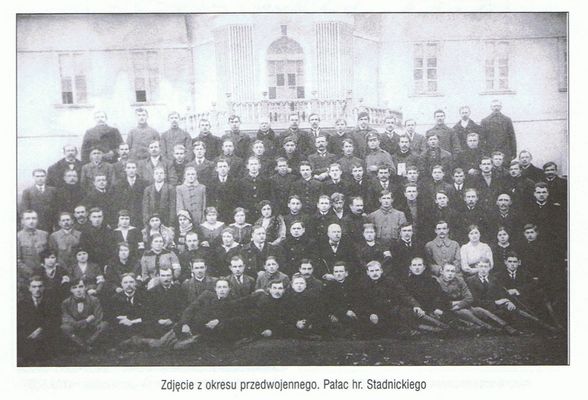 przed pałacem hrabiego Stadnickiego w Staroźrebach, lata przedwojenne
zdjęcie z książki pt. "STAROŹREBY z dziejów parafii i gminy" 
Słowa kluczowe: pałac hrabiego Stadnickiego Staroźreby