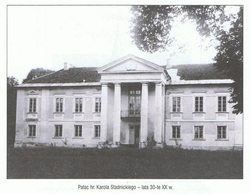 pałac Karola hrabiego Stadnickiego w Staroźrebach lata 30-te XX wieku
zdjęcie z książki pt. "STAROŹREBY z dziejów parafii i gminy" wyd. 2000r. 
Słowa kluczowe: pałac Staroźreby lata 30-te
