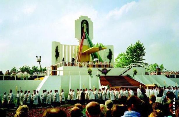 ołtarz płocki podczas mszy - wizyta Jana Pawła II
IV pielgrzymka do ojczyzny, 7.VI.1991r.
fot. Z. Kryda
Słowa kluczowe: IV pielgrzymka do ojczyzny papieża Jana Pawła II 7-8.VI.1991r.