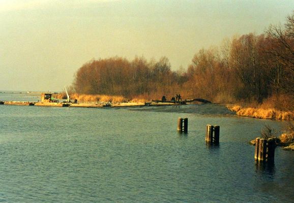 woda z piaskiem z refulera trafia w okolice Sobótki
XI 2003r.
Słowa kluczowe: woda z piaskiem z refulera trafia w okolice Sobótki XI 2003r.