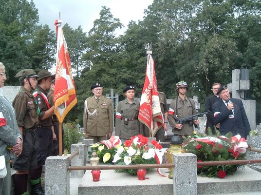 Poczty sztandarowe przy grobie mjr Jaroszka
Doroczne uroczystości ku czci bohatera Powstania Warszawskiego, w jego rodzinnym Orszymowie.
Słowa kluczowe: Orszymowo Jaroszek NSZ AK