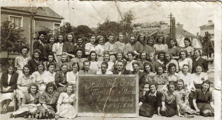 Spółdzielnia Pracy Kobiet TWÓRCZOŚĆ
Pamiątkowe zdjęcie uczestniczek kursu kroju i szycia.W tle ówczesna ulica Bieruta (na odcinku Kolegialna-Sienkiewicza). Koniec lat 40-tych.
Słowa kluczowe: Spódzielnia TWÓRCZOŚĆ ul.Bieruta