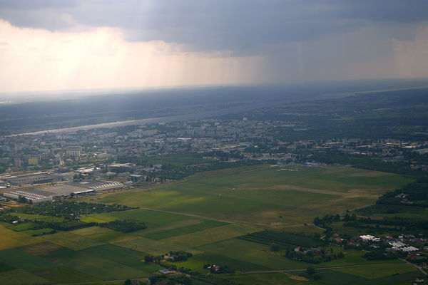 Płockie lotnisko
Bardzo się cieszę, że mogłem sobie skoczyć na tym uroczym lotnisku :) Małe ale z klasą  :) Cieszę się, że i w te strony zawitała moda na festyny lotnicze. Ludzi to przyciąga, są chłonni patrzenia na latające maszyny, a chęć obejrzenia swojego miasta z góry czasami niweluje najczarniejsze słabości lęku przed przestrzenią, która jak się nie przeciągnie pewnych granic jest nam naprawdę przyjazna :)
Słowa kluczowe: Lotnisko Płock Festyn