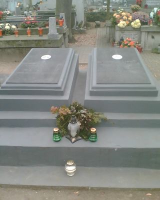 Grób braci Mariańskich
Zdjęcie wykonane na starym cmentarzu. Grób braci Mariańskich, którzy utonęli w Wiśle. Jeden próbował ratować drugiego.
Dziwne bo dwie znane w Płocku postacie, a wzmianek o nich jak na lekarstwo.
