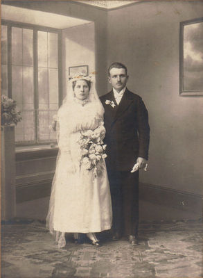 Anna i Stanisław Żurek
Zdjęcie ślubne Anny i Stanisława Żurek. Rok 1918.
Miejsce: Płock (być może Radziwie)
Słowa kluczowe: ślub, Żurek, 1918r., Płock