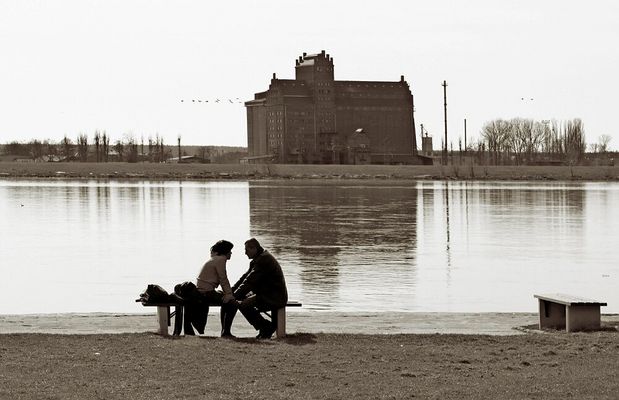Wiosna!
Wiosną 
w Płocku 
na bulwarach 
jakaś zakochana para
patrzy w oczy sobie...

...resztę niech rzeka dopowie...
Słowa kluczowe: wisła rzeka bulwar spichlerz