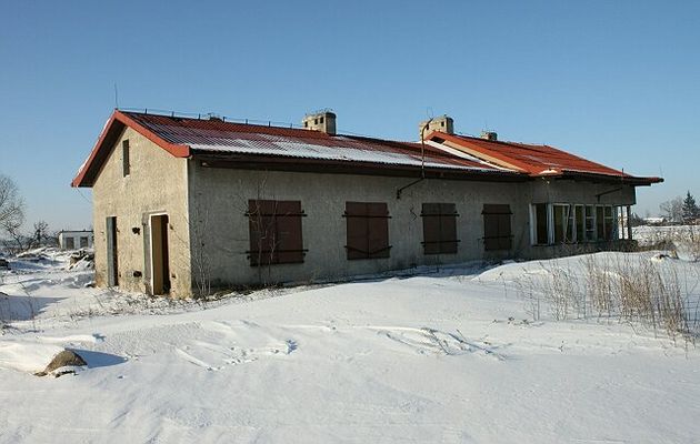 Stacja Męczenino
W tym miejscu znajdowała się stacja kolejki wąskotorowej, prowadzącej z cukrowni Borowiczki do Glinojecka. Ten budynek jest raczej późniejszej daty, ale prawdopodobnie zbudowany na fundamentach tamtej stacji.
Słowa kluczowe: stacja kolejka wąskotorowa męczenino