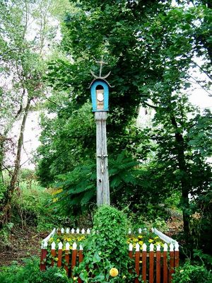 Kapliczka rybacka w Murzynowie.
Ciekawostką jest to, iż wojska polskie powracając po wojnie z Zakonem Krzyżackim   mogły przeprawiać się przez Murzynowo (w tym miejscu jest nie naturalna niecka w wale). Kroniki podają, że powrót z wyprawy odbywał się po moście łyżwowym, łączącym brzegi Wisły we wsi Duninów.(miejscowość po drugiej stronie Wisły). Rozmawiając z pewną staruszką (mieszkanką wsi) usłyszałem, że figurką opiekowała się jej prababcia, która mówiła, że stała ona tam ,,zawsze".
