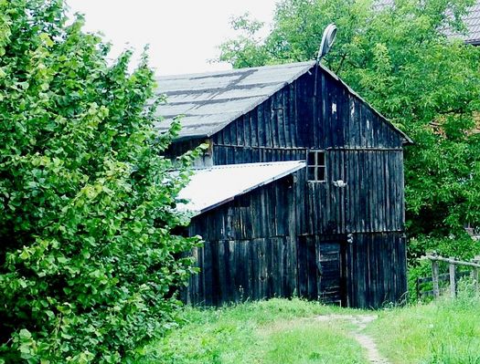 Młyn wodny w Kobiernikach
Młyn wodny w Kobiernikach z początku XIX wieku na rzece Wierzbica. W zapiskach aktualny właściciel znalazł informację iż wojska napoleońskie jadły chleb z maki mielonej w młynie w Kobiernikach. Młyn znajduje się w przepięknej dolinie 
