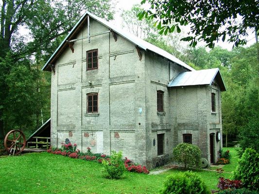 Młyn w Gąsewie jesienią
Młyn pochodzi z 1919 roku. Kiedyś  znajdowała się w nim galeria sztuki (przeniesiono ją do szkoły). Młyn jest już nie czynny. W środku aktualnie znajduje się muzeum wsi oraz właścicielka wystawia swoje prace. Miejsce przeurocze, właściciele bardzo sympatyczni, otwarci na odwiedzających. Właściciel młyna poświecił prawie dwie godziny dla ekipy tradytora.pl oprowadzając nas oraz opowiadające wiele ciekawych historii związanych z tym miejscem. Za co serdecznie dziękujemy.
