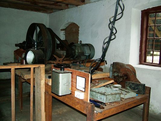 Elektrownia w młynie Gąsewo
Młyn Gąsewo posiadał własną elektrownię. Właściciel młyna parę lat temu, w ramach testów ,,odpalił" ja ponownie na jakiś czas i pobierał (niewielki) prąd dla gospodarstwa.
