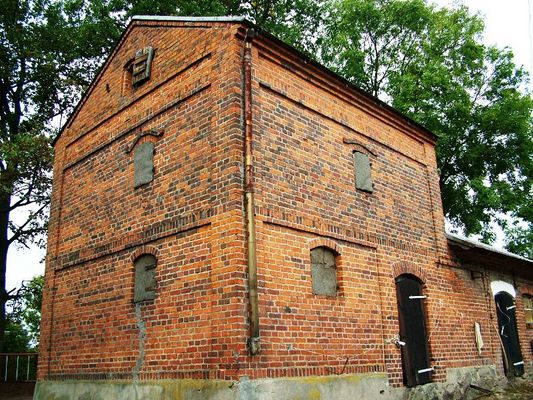 Spichlerz w Turzy Małej
Spichlerz w Turzy małej, wybudowany z czerwonej cegły na początku lat 30 XX wieku. Spichlerz posiada trzy kondygnacje, na zewnątrz ja i w środku dobrze zachowany. Nadal użytkowany do przechowywania zboża. 
