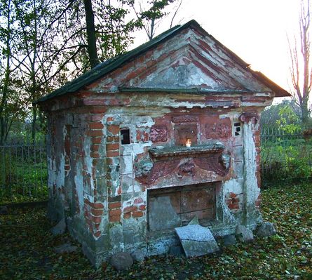 Grobowiec Rodziny Poznańskich - Dzień Zaduszny
Co roku w Dzień Zaduszny odwiedzam w raz  z dziećmi  grobowiec Poznańskich w Brwilnie. Niestety, co roku palimy, jako jedyni świeczkę na ich grobie. Mimo, że spoczywają na terenie parku kościelnego, nikt o nich nie pamięta. Poza tym, jeszcze rok, dwa a grobowiec się rozpadnie. 
Mało kto wie, ale spoczywają w nim oprócz majora, dwie kobiety - żona oraz córka.

