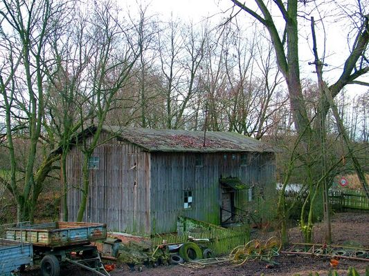 Osada młyńska w Turzy Małej
Osada młyńska w Turzy Małej pochodzi z połowy XIX wieku i składa się z młyna, domu młynarza, obory oraz z małego spichlerza, w którym nadal przechowywane jest zborze. Po osadzie oprowadził mnie prawnuk ostatniego właściciela Pana Jana Raciborskiego, który po powrocie z USA w 1928 roku zakupił młyn od braci Rumianowskich, bardzo temperamentnych dżentelmenów, którzy po jednej z rodzinnych kłótni na terenie młyna postrzelili się nawzajem.
