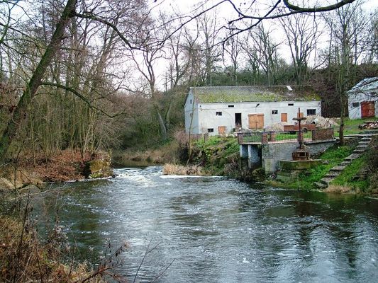 Osada młyńska w Janoszycach
Osada młyńska w Janoszycach pochodzi z przełomu XIX i XX wieku. Dziś teren prywatny. Budynki gospodarcze oraz dom młynarza świetnie zachowane. Na uwagę zasługuje mały ,,pomnik"(po prawej stronie na zdjęciu)- monumentalnie stoi turbina wodna Francisa, szczyt ówczesnej techniki. Jeśli ktoś posiada więcej informacji na ten temat to będę niezmiernie wdzięczny.
