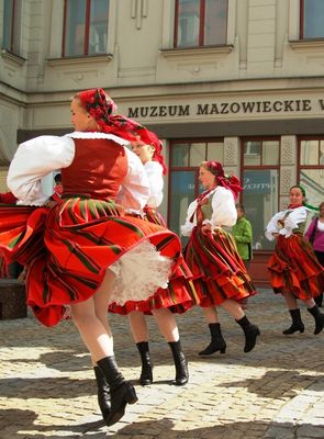 Tanecznice
Występ przed siedzibą Muzeum Mazowieckiego w Płocku przy ul. Tumskiej 8. III Piknik Archeologiczno-Etnograficzny
Słowa kluczowe: Muzeum