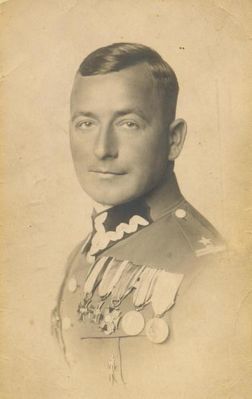 Bronisław Piniecki (1892-1940) 
W walce o Płock w dniach 18-19 sierpnia 1920 roku dowodził 5 baterią 15 pac. Przyczynił się do tego, że bolszewicy nie zdobyli Płocka. Do ostatniej chwili, kiedy 5 bateria dostała się pod silny ogień artylerii nieprzyjaciela, pozostał na posterunku obserwacyjnym, aby uratować przyrządy optyczne, miernicze i telefoniczne - co mu się udało, ale został odcięty od oddziału. Wtedy przepłynął wpław Wisłę pod ogniem nieprzyjaciela. Za czyn ten odznaczony został Orderem VM 5 kl. nr 4122 z rekomendacji d-cy V Armii- generała Władysława Sikorskiego. Brał czynny udział w 3 wojnach. Zginął w Katyniu.
Słowa kluczowe: obrońca Płocka 1920r. Bronisław Piniecki