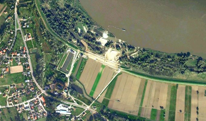 odbudowa wału w Dobrzykowie pod Płockiem po powodzi 23.05.2010r. (zdjęcie-ortomapa z dnia 8.01.2010r. wkrótce zniknie z sieci po aktualizacji)
tuż na prawo od nowego wału widoczna droga prowadząca w dół miała być poprzeczną przegrodą dolinową, podobnie jak istniejąca przegroda w lesie w Jordanowie, ale po sprzeciwie mieszkańców gminy Gąbin i Słubice inwestycję wstrzymano  
Słowa kluczowe: Dobrzyków Wisła powódź wał wyrwa naprawa 2010r. przegroda dolinowa