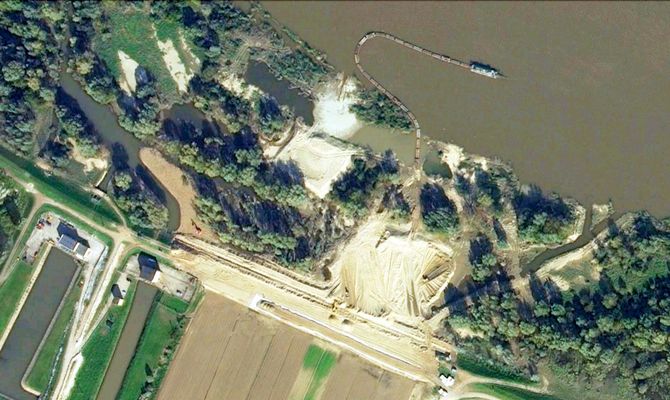 zdjęcie z satelity z dnia 8.01.2010r. w Dobrzykowie pod Płockiem z ostatniego etapu odbudowy wału po powodzi 23.05.2010r.
na rzece widoczny statek refulujący piasek z dna Wisły na brzeg. Piasek posłużył do zasypania ogromnej wyrwy i odbudowy wału
Słowa kluczowe: pompownia Wisła Dobrzyków wyrwa wał odbudowa 2010r. powódź statek refuler